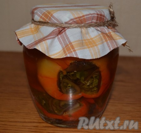 Для приготовления маринада кипятим воду с сахаром и солью до растворения кристаллов, добавляем уксус, снимаем с огня и заливаем в банку с фаршированными перцами. Накрываем прокипяченной крышкой. На дно кастрюли, в которой будем стеризовать банку, кладём тряпочку, сложенную вдвое, наливаем горячую воду. Ставим в кастрюлю банку (вода должна доходить до "плечиков" банки). Кастрюлю с банкой ставим на средний огонь и, с момента закипания воды, стерилизуем 30-35 минут. По окончании стерилизации банки закатываем, переворачиваем, укутываем и оставляем до полного остывания, затем отправляем на хранение.
