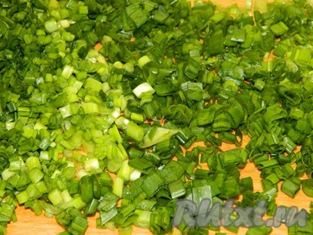 Подготовила начинку. Растопила 2 столовых ложки сливочного масла. Дала остыть. Мелко порубила ножом зелёный лук.