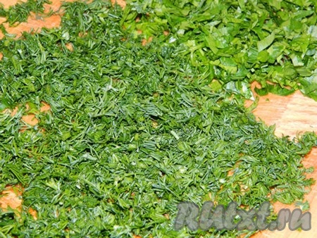 Затем - петрушку и укроп.