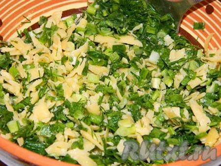 Сыр натёрла на крупной тёрке. Соединила в отдельной посуде масло, зелень, сыр, добавила молотые специи (красный перец, чёрный перец, тмин, кориандр, майоран). Тщательно перемешала.