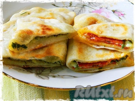 Готовые кутабы смазала сливочным маслом! Начинки я уже делала самые разнообразные: просто с зеленью и оливковым маслом (постный вариант), с картофелем пюре, с творогом, повидлом, джемом, свежими ягодами! И каждый раз кутабы получаются по-своему вкусные!