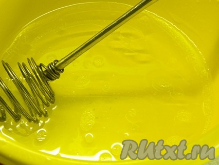 В миску налила воду, добавила соль и подсолнечное масло. Размешала до однородности.