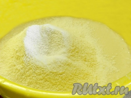 Всыпала частями просеянную муку.