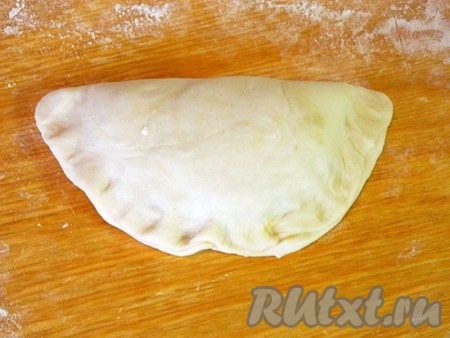 Накрыла свободной половиной теста. Сделала защип по краю.