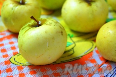 Яблоки тщательно вымыть.