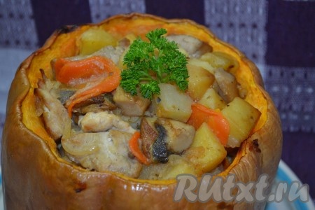 Накройте верхушечкой и запекайте жаркое в тыкве минут 20-30. Подавайте это вкусное и сытное блюдо, украсив зеленью.
