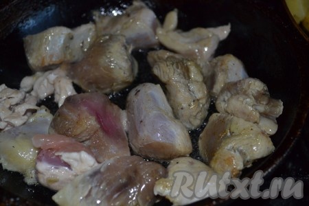 На сковороде, разогретой с растительным маслом, обжарьте мясо, порезанное кусочками.
