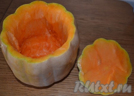 Срежьте у тыквы верхушку. Ложкой выскоблите мякоть.
