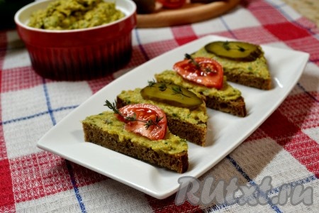 Овощной паштет получается очень вкусным. Подать его можно с черным хлебушком.
