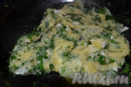 Кабачки отжать от лишней жидкости. Тушить кабачки сначала под крышкой, а потом снять ее и готовить, пока лишняя влага не испарится. В конце добавить пропущенный через пресс чеснок и порезанную зелень. Остудить.