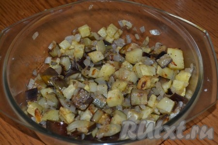 Соединить обжаренные овощи. Посолить и поперчить по вкусу, перемешать.
