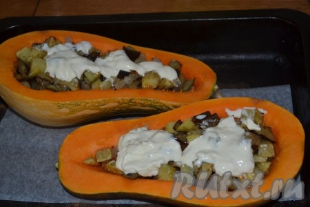 Выложить тыковки на противень, застеленный пергаментом. Выложить в тыквы овощную смесь, залить сливками.
