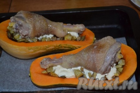 Сверху положить отварную ножку.
