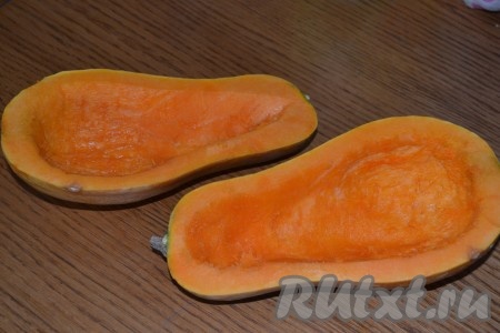 Индюшиные ножки отварить в подсоленной воде в течение получаса. Тыковку разрезать по длине пополам, удалить семена и лишнюю мякоть тыквы, формируя лодочку.
