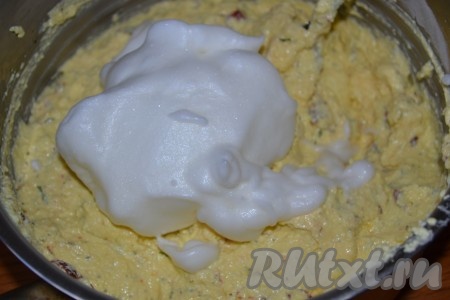 Белок взбить с лимонным соком в устойчивую пену и аккуратно ввести в творожно-яичную массу.
