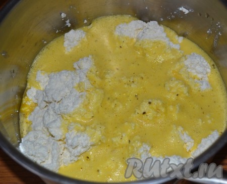Яйца взбить с сахаром, соединить с творогом. С помощью блендера взбить все вместе. Добавить крахмал и соль. Опять все хорошенько перемешать.
