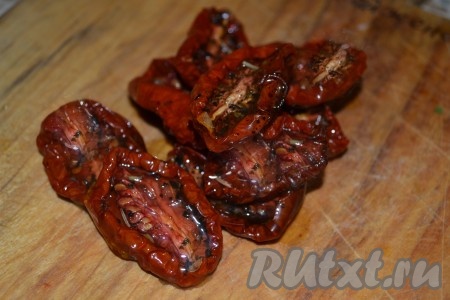 Добавить вяленые помидоры (порезанные) и маринованный сыр. Аккуратно перемешать. 