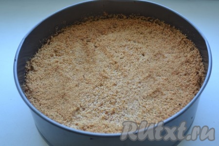 Выпекать в течение часа при температуре 180 градусов. По истечении времени выключить духовку и оставить чизкейк там до полного остывания. 