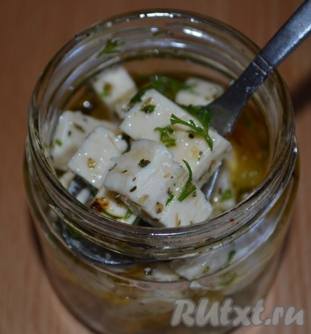 Добавить вяленые помидоры (порезанные) и маринованный сыр. Аккуратно перемешать. 