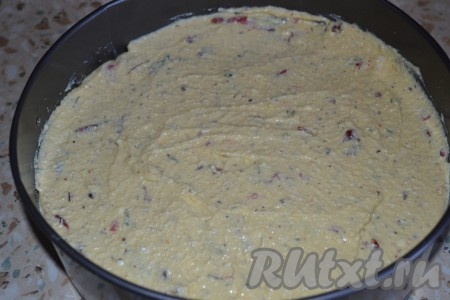 Сверху выложить сырную массу и тоже разровнять.
