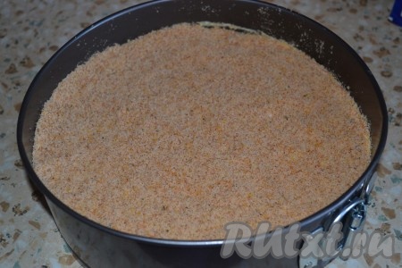 Посыпать оставшейся основой для чизкейка.
