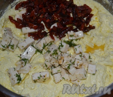 Добавить вяленые помидоры (порезанные) и маринованный сыр. Аккуратно перемешать. 