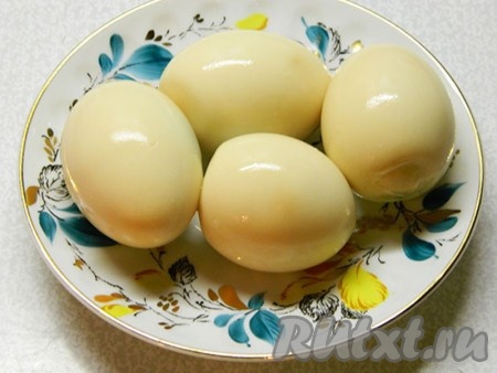 Первым делом я отварила яйца. Если это сделать заранее, то на салат у вас уйдёт ещё меньше времени. Остудила и очистила их.