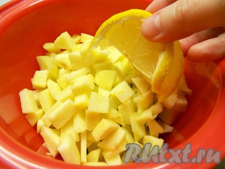 Сбрызнула яблоки лимонным соком.