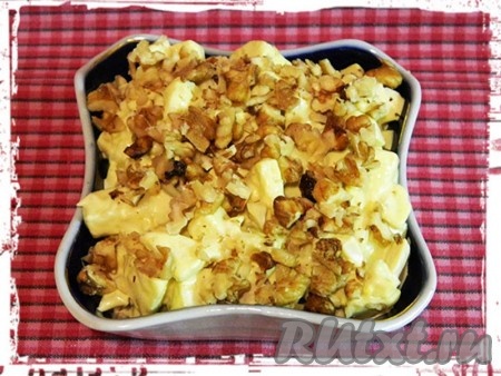 Тщательно перемешала и разложила порционно по салатникам (можно использовать креманки на ножке). Сверху посыпала крупно порубленными грецкими орехами. Я уверена, если вы попробуете этот салат, то он станет одним из ваших любимых! ;) Я полюбила его за необыкновенно свежий вкус в сочетании с моими любимыми орехами.