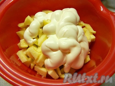 Добавила щепотку соли и майонез.