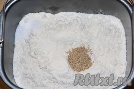 Затем всыпать муку, кунжут, соль. Дрожжи всыпать в последнюю очередь. Закладывать продукты нужно так, как указано в инструкции к вашей хлебопечке.
