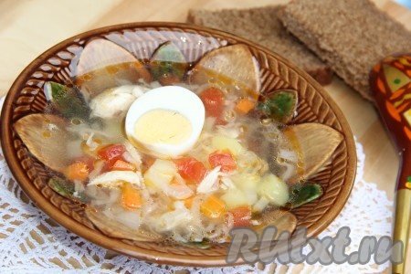 Вкусные, насыщенные, аппетитные щи, приготовленные из свежей капусты с помидорами, подать к столу со сметаной, я ещё в каждую тарелку добавила по половинке варёного яйца.