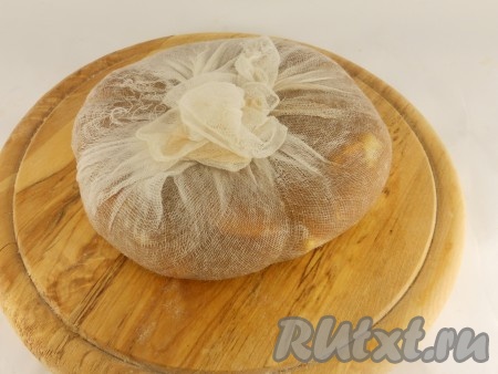 Концы марли свернуть и поместить массу на досточку.