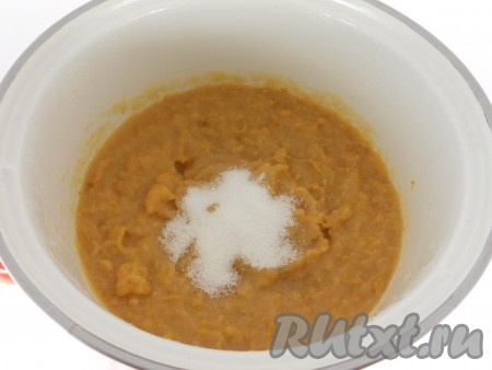 В яблочное пюре всыпать оставшийся сахар. Перемешать.