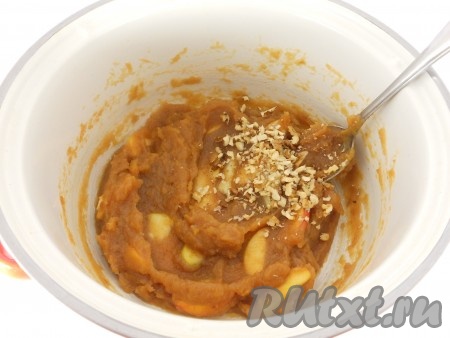 Также добавить измельченные грецкие орехи.&nbsp;