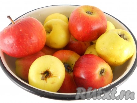 Яблоки помыть и обсушить.