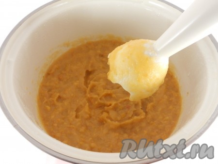 Погружным блендером измельчить готовые яблоки в однородное пюре.