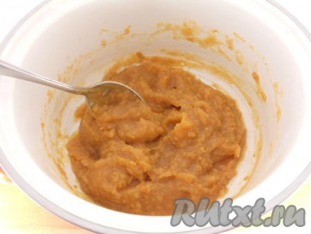 Поставить кастрюлю на огонь. Далее яблочную массу следует уваривать. Можно уваривать на среднем огне, но в этом случае вам придется постоянно стоять у плиты. Я уваривала на самом медленном огне, поместив на конфорку рассекатель. Периодически массу следует перемешивать, чтобы не подгорела.