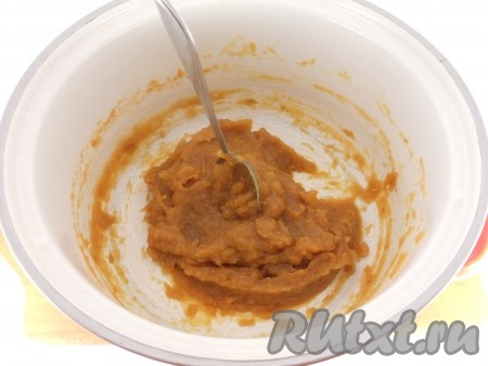 Уваривать следует в течение 1 часа 20 минут - 1 часа 30 минут до тех пор, пока масса не уменьшится в объеме раза в 3, испарится вся жидкость. Яблочная масса должна быть немного тягучей.
