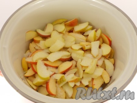 Удалить сердцевину. Порезать яблоки тонкими дольками в кастрюлю, пересыпая каждый слой сахаром (для этого достаточно 3-4 столовых ложек). В некоторых рецептах яблоки следует очищать от кожуры, но думаю, это необязательно, тем более, что в кожуре находится больше всего пиктина.
