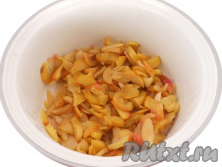 Накрыть кастрюлю крышкой и оставить яблоки на ночь, для того чтобы они пустили сок. Отложить в миску 2-3 столовых ложки яблок. Затем кастрюлю поставить на огонь. Варить яблоки, помешивая, до готовности (мягкости) приблизительно минут 15.
