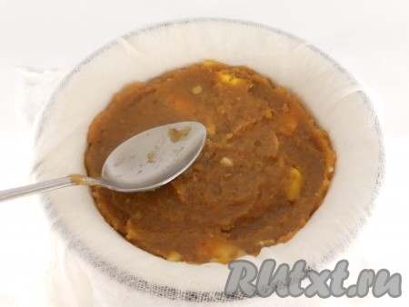 Далее марлю намочить в воде, отжать. Поместить в небольшую миску. Выложить сюда готовую яблочную смесь, разровнять, придавая форму круга.