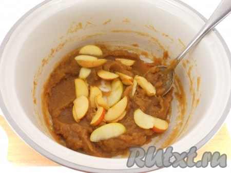 Когда масса будет достаточно уварена, добавить в нее отложенные яблоки.