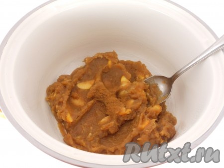 Сюда же всыпать молотую корицу. Все хорошенько перемешать и снова поставить кастрюлю на огонь еще на 15 минут. Помешивать это время нужно постоянно, так как масса очень густая.
