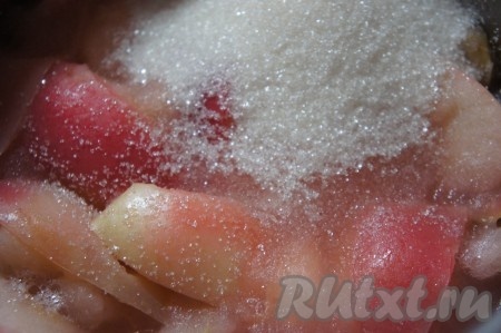 Переложить яблоки в кастрюлю с толстым дном, добавить воду, сахар, перемешать, поставить на достаточно сильный огонь, довести до кипения, а затем варить на медленном огне до мягкости яблок. Яблоки должны стать очень мягкими. Продолжительность варки зависит от сорта яблок, я варила после закипания 10 минут.