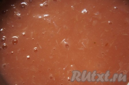 Снять с огня. Взбить погружным блендером до получения однородного яблочного пюре. Взять глубокую миску, на неё поставить сито, частями выкладывая яблочное пюре перетереть его с помощью ложки в миску. В результате в сите останутся только шкурки, а в миске - яблочное пюре. 