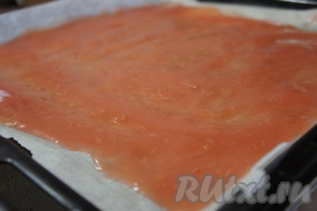 Противень застелить пергаментом. Смазать пергамент растительным маслом. Распределить будущую яблочную пастилу по пергаменту тонким слоем. Сушить в слегка открытой духовке при температуре 150 градусов. Яблочная пастила готова, если она не прилипает к рукам. Обычно на приготовление уходит 60-90 минут. Но очень важно периодически следить за процессом приготовления. Если пастилу пересушить, она будет чем-то напоминать чипсы, а если недосушить - она будет напоминать ириски, липнущие к зубам.