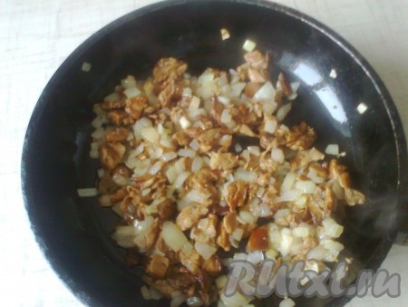 На растительном масле обжариваем одну мелко нарезанную луковицу.&nbsp; Грибы нарезаем (грибную воду не выливаем) и добавляем к луку, обжариваем 2-3 минуты.
