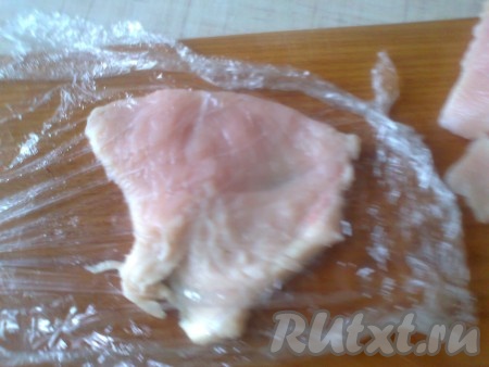 Куриное филе нарезаем на тонкие кусочки и отбиваем, накрыв пищевой пленкой. Немного солим, перчим, добавляем специи по вкусу.
