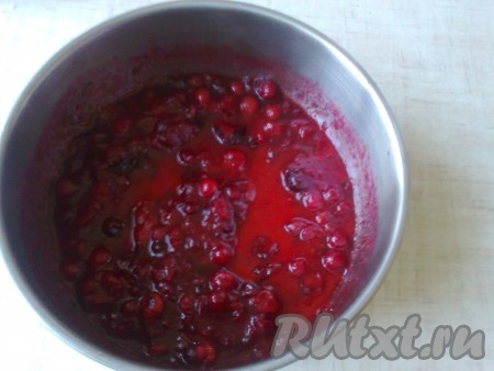 Клюкву разминаем в миске, добавляем сахар, немного воды (1 столовую ложку) и ставим на огонь. Как закипит, варим, помешивая, 1 минуту на сильном огне.